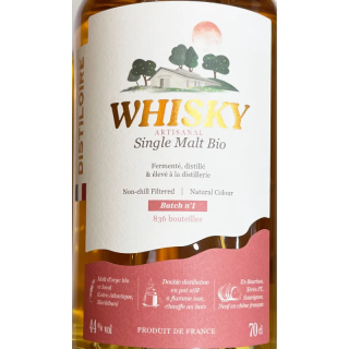 bouteille de whisky single malt batch n°1 de chez Distiloire avec son verre de dégustation