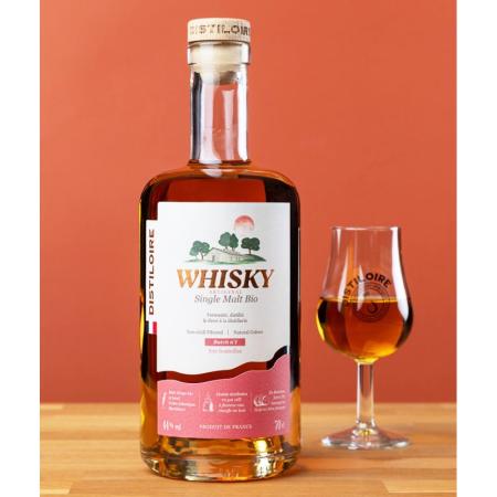 bouteille de whisky single malt batch n°1 de chez Distiloire avec son verre de dégustation bouteille de whisky single malt batch n°1 de chez Distiloire avec son verre de dégustation